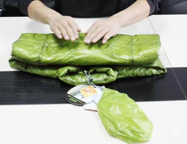  将羽绒服袖子以下的部分对折 潮牌冬季如何御寒提醒（棉服怎么叠节省空间 史上最节省空间叠法 ）