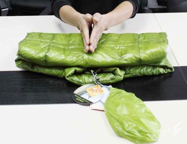  将羽绒服袖子以下的部分对折 潮牌冬季如何御寒提醒（棉服怎么叠节省空间 史上最节省空间叠法 ）