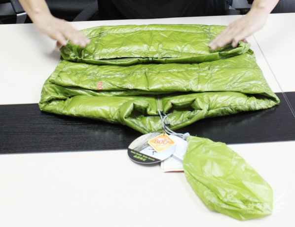 将羽绒服袖子以下的部分对折 潮牌冬季如何御寒提醒（棉服怎么叠节省空间 史上最节省空间叠法 ）