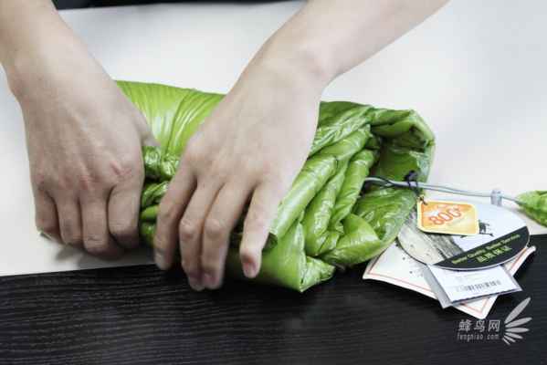  将羽绒服袖子以下的部分对折 潮牌冬季如何御寒提醒（棉服怎么叠节省空间 史上最节省空间叠法 ）