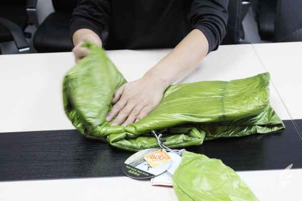  将羽绒服袖子以下的部分对折 潮牌冬季如何御寒提醒（棉服怎么叠节省空间 史上最节省空间叠法 ）