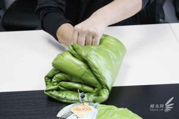  将羽绒服袖子以下的部分对折 潮牌冬季如何御寒提醒（棉服怎么叠节省空间 史上最节省空间叠法 ）
