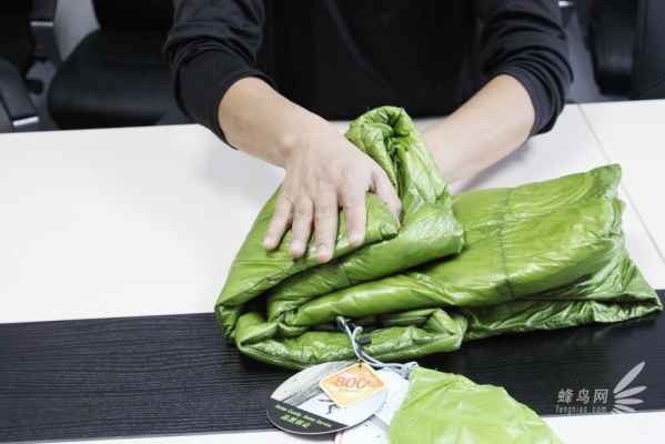  将羽绒服袖子以下的部分对折 潮牌冬季如何御寒提醒（棉服怎么叠节省空间 史上最节省空间叠法 ）