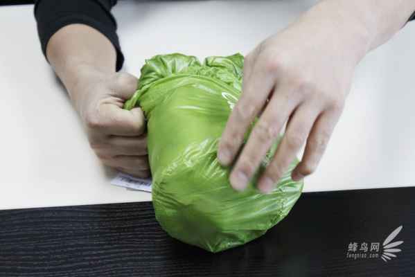  将羽绒服袖子以下的部分对折 潮牌冬季如何御寒提醒（棉服怎么叠节省空间 史上最节省空间叠法 ）