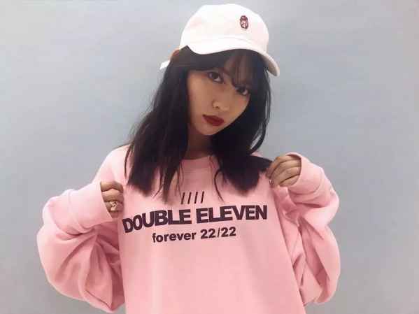  穿着中性风格卫衣的小**们 怎么看起来更漂亮了！ 女生穿着oversize的卫衣 手掌缩在袖子里简直让人欲罢不能 时下正流行的BOX LOGO卫衣 抽绳打个结就很好看！ 简单又不过时的 运动品牌LOGO卫衣 睡过头懒得精心搭配的日子 套上这件就够了！ 粉色卫衣将街头感和**心完美融合 代表秋冬的深红色还很显白~ 黑色卫衣也是大家衣橱中能找到N件的单品了 百搭又耐脏当然要多入手几件啦！ 今年流行的哥特风绑带卫衣 街头风也可以穿出高级感 哪种潮牌品牌比较好看？（女生卫衣时尚搭配 卫衣怎么穿才好看 ）