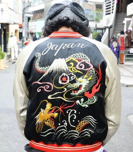 **当地盛产各类刺绣绸缎制品哪种潮牌品牌比较好看？（刺绣夹克搭衣服图片 这么潮的刺绣夹克难道你不喜欢吗 ）