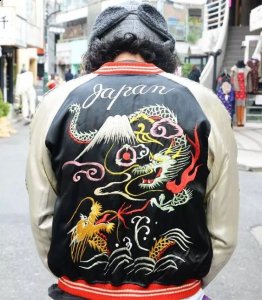 **当地盛产各类刺绣绸缎制品哪种潮牌品牌比较好看？（刺绣夹克搭衣服图片 这么潮的刺绣夹克难道你不喜欢吗 ）