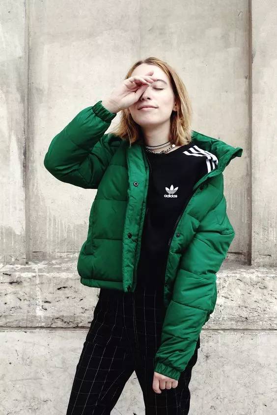  充满设计感的oversize羽绒服让你在人群中更出挑哪种潮牌品牌比较好看？（羽绒服怎么搭配好看 谁说羽绒服穿着就不能美美的呢 ）