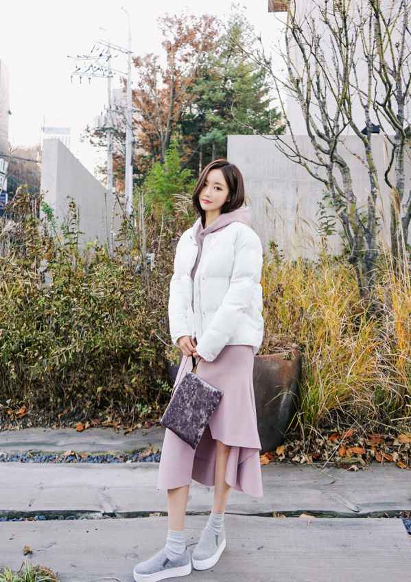 短款白色羽绒服怎么搭配 打造冬日少女甜美范儿  2022秋冬潮牌新款推荐（短款白色羽绒服怎么搭配 打造冬日少女甜美范儿 ）