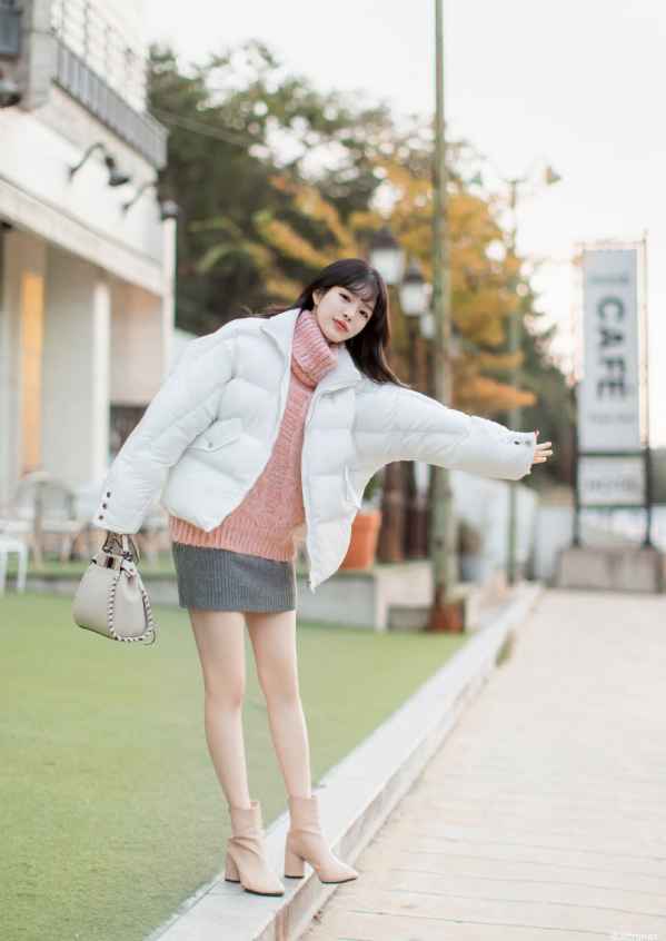 短款白色羽绒服怎么搭配 打造冬日少女甜美范儿  2022秋冬潮牌新款推荐（短款白色羽绒服怎么搭配 打造冬日少女甜美范儿 ）
