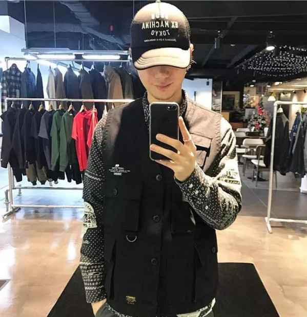 也可以搭配衬衫类的单品 迷彩的色系更是十分耐看 2022秋冬潮牌新款推荐（秋冬男生穿衣搭配 看你想做一枚潮男还是暖男哦 ）