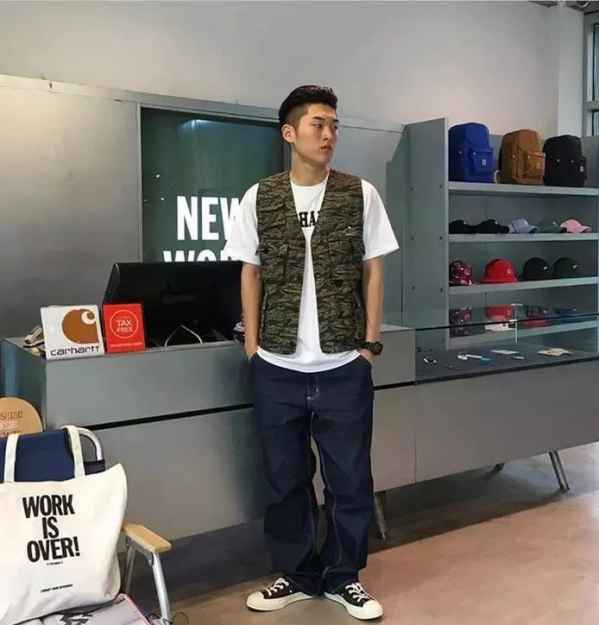 也可以搭配衬衫类的单品 迷彩的色系更是十分耐看 2022秋冬潮牌新款推荐（秋冬男生穿衣搭配 看你想做一枚潮男还是暖男哦 ）