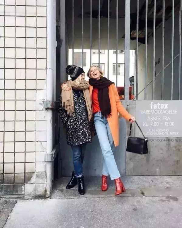 都能很好驾驭的围法~ 搭配大衣比较有范！ 第二种围法 比较常见 帅气的把一边的甩去背后~ 不过 潮牌冬季如何御寒提醒（围巾的各种围法 如何能把一条围巾戴出多种范儿 ）