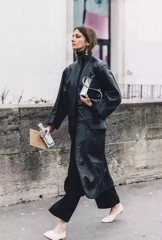皮衣在秋天的实穿性也是非常的强哪种潮牌品牌比较好看？（女生穿皮衣好看吗 女生皮衣时尚穿搭方案 ）