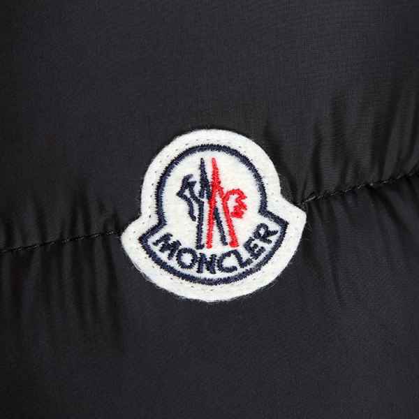 Moncler Women Fall-Winter 2017/18 Collection： 蒙口（Moncler）的2017新款已上市 潮牌冬季如何御寒提醒（Moncler是什么牌子 来自法国的「羽绒之王」 ）
