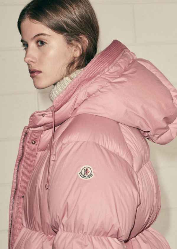  Moncler Women Fall-Winter 2017/18 Collection： 蒙口（Moncler）的2017新款已上市 潮牌冬季如何御寒提醒（Moncler是什么牌子 来自法国的「羽绒之王」 ）