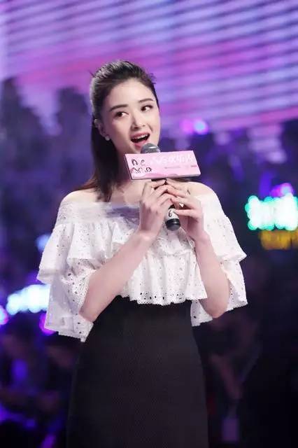 黯然神伤... 今天就跟大家分享一些微胖姑**穿搭秘诀哪种潮牌品牌比较好看？（微胖的女生穿什么好看 这样穿，瘦到亲妈认不出！ ）