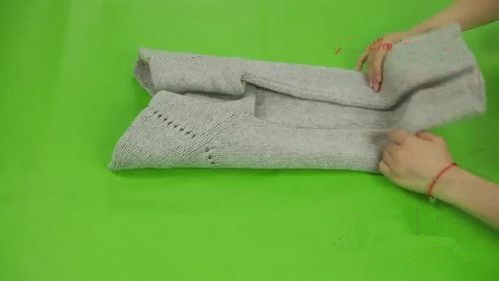  2、将毛衣的两侧向后折起 潮牌冬季如何御寒提醒（开衫怎么叠衣服好看 这样叠整齐又省空间 ）