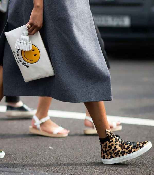  Louis Vuitton1 单肩包 pouch 手袋包 pouch手拿包包型简单 2022秋冬潮牌新款推荐（2017流行什么款式的女包 十款手拿包最提升腔调 ）