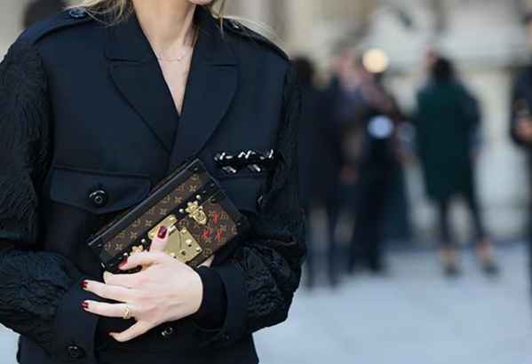  Louis Vuitton1 单肩包 pouch 手袋包 pouch手拿包包型简单 2022秋冬潮牌新款推荐（2017流行什么款式的女包 十款手拿包最提升腔调 ）
