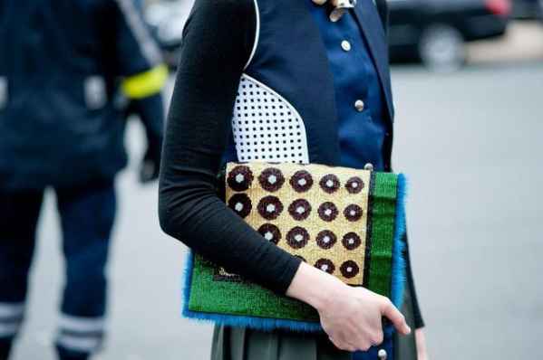  Louis Vuitton1 单肩包 pouch 手袋包 pouch手拿包包型简单 2022秋冬潮牌新款推荐（2017流行什么款式的女包 十款手拿包最提升腔调 ）