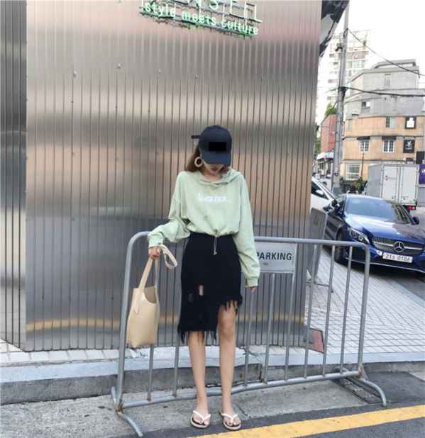  同色搭配是最不出错的选择 潮牌冬季如何御寒提醒（卫衣配短裙好看吗 这样搭配时尚度up up up! ）