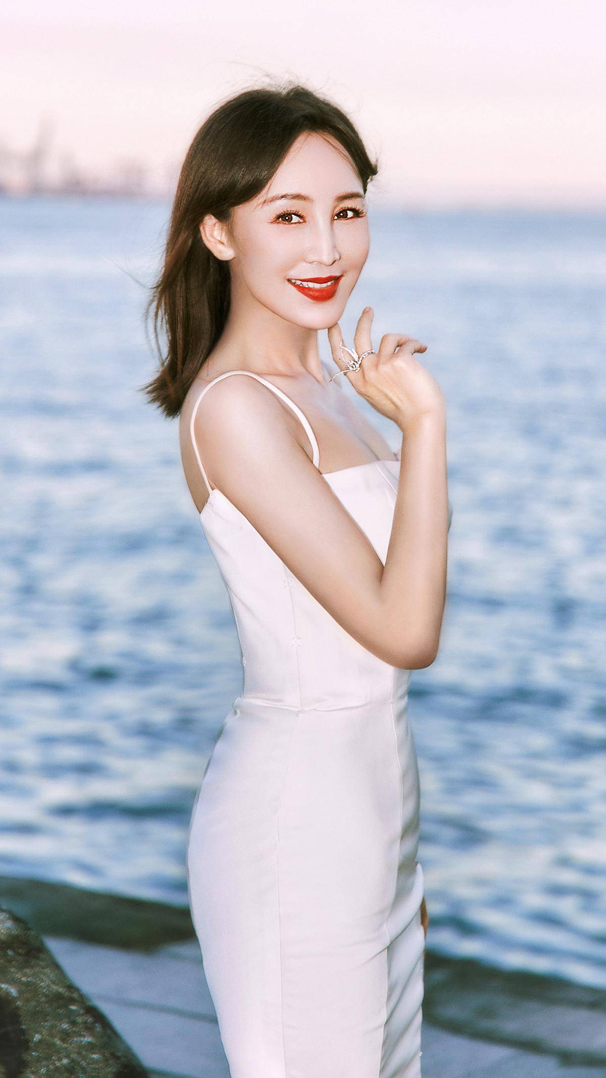 在清澈海水的映衬下 2022秋冬潮牌新款推荐（岳丽娜受邀出席金鸡奖闭幕式身着高定裹臀白色晚礼）