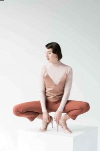裸色鞋子配什么衣服？ 今夏这么穿秒变“高瘦美”  2022秋冬潮牌新款推荐（裸色鞋子配什么衣服？ 今夏这么穿秒变“高瘦美” ）