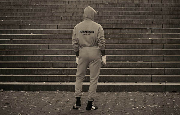  Fear of God ESSENTIALS 2022 秋冬核心系列 将于11 月 18 日开启全球销售 潮牌冬季如何御寒提醒（Fear of God ESSENTIALS 2022 秋冬核心系列即将开售）