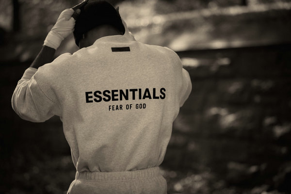  Fear of God ESSENTIALS 2022 秋冬核心系列 将于11 月 18 日开启全球销售 潮牌冬季如何御寒提醒（Fear of God ESSENTIALS 2022 秋冬核心系列即将开售）