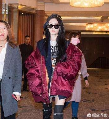  如果是家庭聚会 2022秋冬潮牌新款推荐（酒红色短外套下面搭配（酒红色外套里面配什么颜色最好））