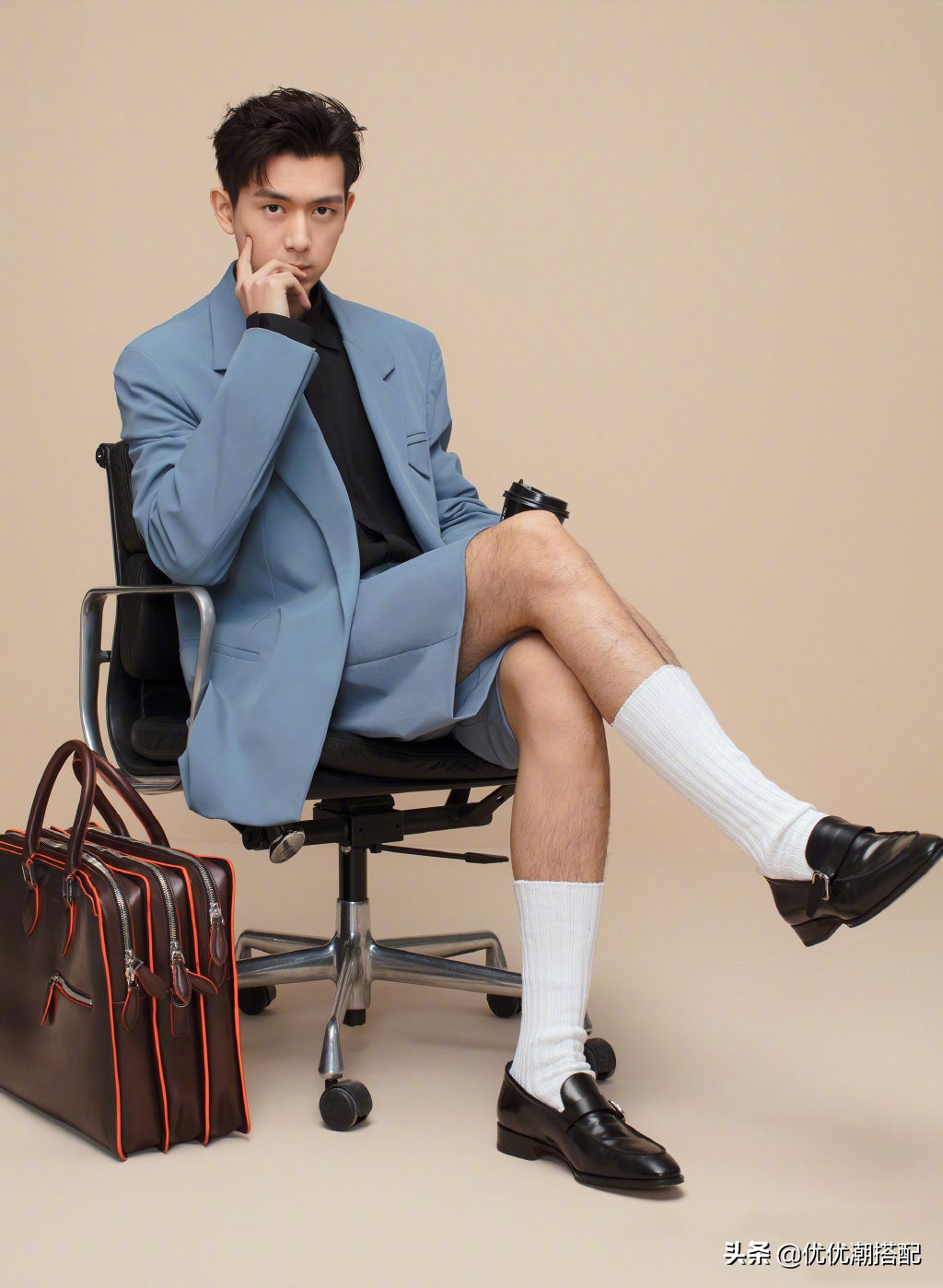 李现拍写真也疯狂?西服配短裤照样穿 潮牌冬季如何御寒提醒（李现也疯狂?西服配短裤照样穿，露出“腿毛”型到爆，男生穿搭雅痞帅气范）