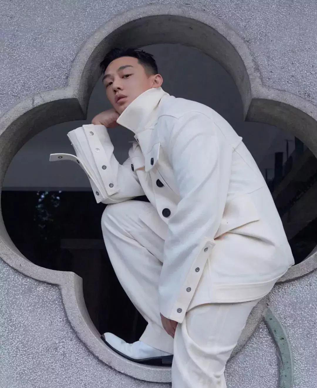 他上杂志经常穿白色哪种潮牌品牌比较好看？（男生讲究穿衣搭配，女生爱你加倍(男人穿衣打扮必备)）