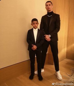 一身黑搭配一双白色运动休闲鞋 2022秋冬潮牌新款推荐（运动鞋配西服，才是中年男人在秋冬季里体面又舒服的教科书级着装方式）