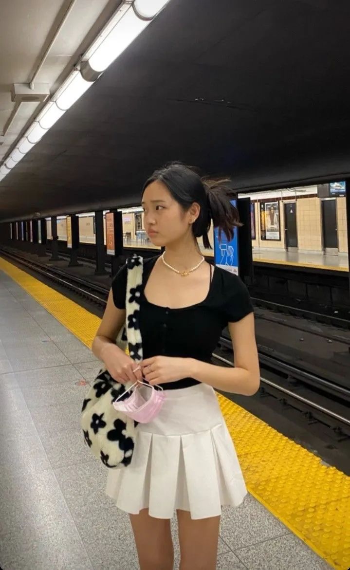 也可以和轻薄的卫衣搭配 2022秋冬潮牌新款推荐（这个夏天最流行的短裙就是它啦！）