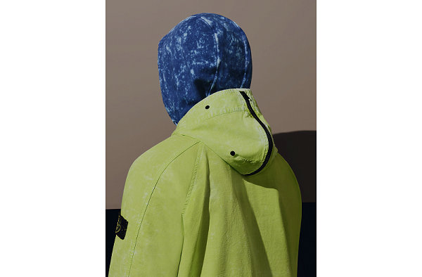 喜欢的朋友们可直接前往 Stone Island 精品店逛逛！ 哪种潮牌品牌比较好看？（石头岛全新春夏 COTTON RIPSTOP OFF-DYE OVD 系列公布）