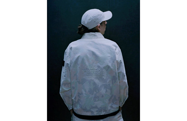该系列囊括了皮草双面着用 Parka、 石头岛 热敏迷彩 Ripstop Jacket 以及 Camp Cap、运动卫衣、配饰等多款单品 2022秋冬潮牌新款推荐（Supreme x 石头岛 2022 春夏联名系列 Lookbook 赏析）