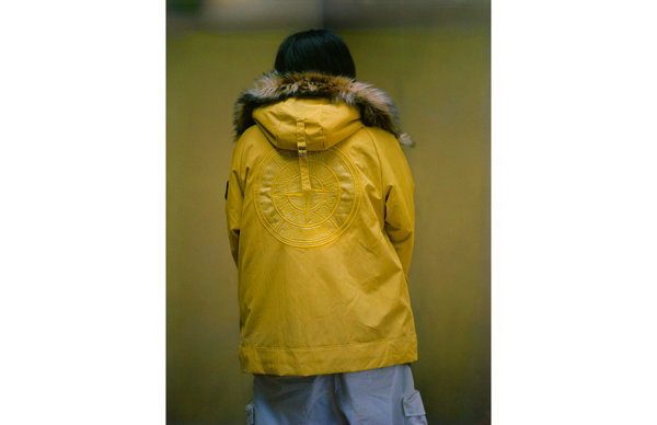 该系列囊括了皮草双面着用 Parka、 石头岛 热敏迷彩 Ripstop Jacket 以及 Camp Cap、运动卫衣、配饰等多款单品 2022秋冬潮牌新款推荐（Supreme x 石头岛 2022 春夏联名系列 Lookbook 赏析）