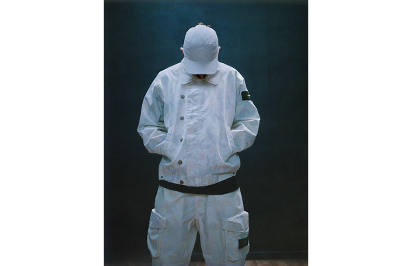 该系列囊括了皮草双面着用 Parka、 石头岛 热敏迷彩 Ripstop Jacket 以及 Camp Cap、运动卫衣、配饰等多款单品 2022秋冬潮牌新款推荐（Supreme x 石头岛 2022 春夏联名系列 Lookbook 赏析）