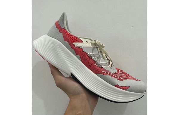  此番潮牌网了解到哪种潮牌品牌比较好看？（石头岛 x New Balance 联名 RC Elite V2 SI 鞋款曝光）