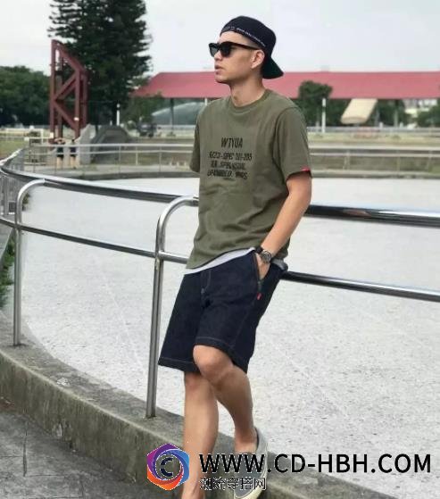 皮肤黑的男生穿什么颜色的衣服好看？哪种潮牌品牌比较好看？（皮肤黑的男生穿什么颜色的衣服好看？）