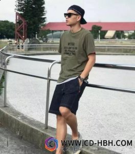 皮肤黑的男生穿什么颜色的衣服好看？哪种潮牌品牌比较好看？（皮肤黑的男生穿什么颜色的衣服好看？）