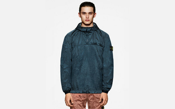 这边意大利高端机能 Stone Island 又为春夏季度添加了全新系列 2022秋冬潮牌新款推荐（Stone Island 2022 春夏“Nylon Metal”别注系列上市）