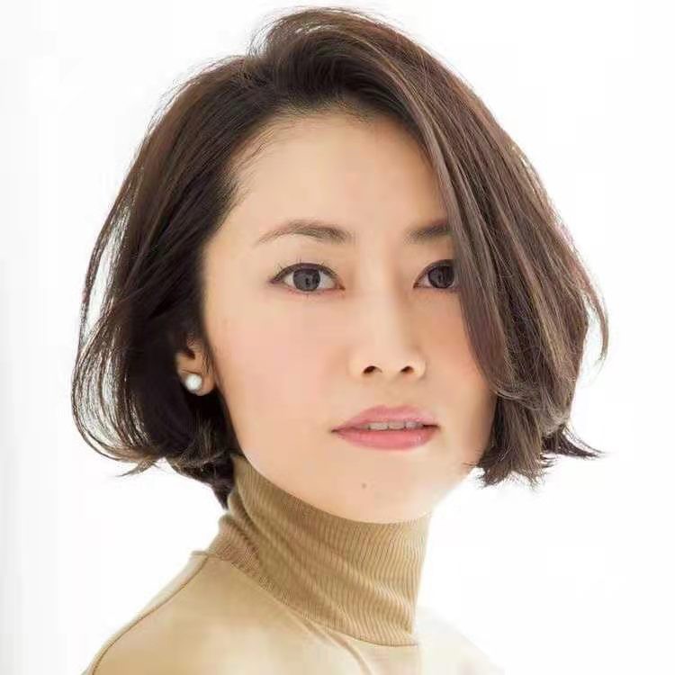 不管是圆脸，还是梨形脸，新年试试锁骨发，优雅大气又显脸小