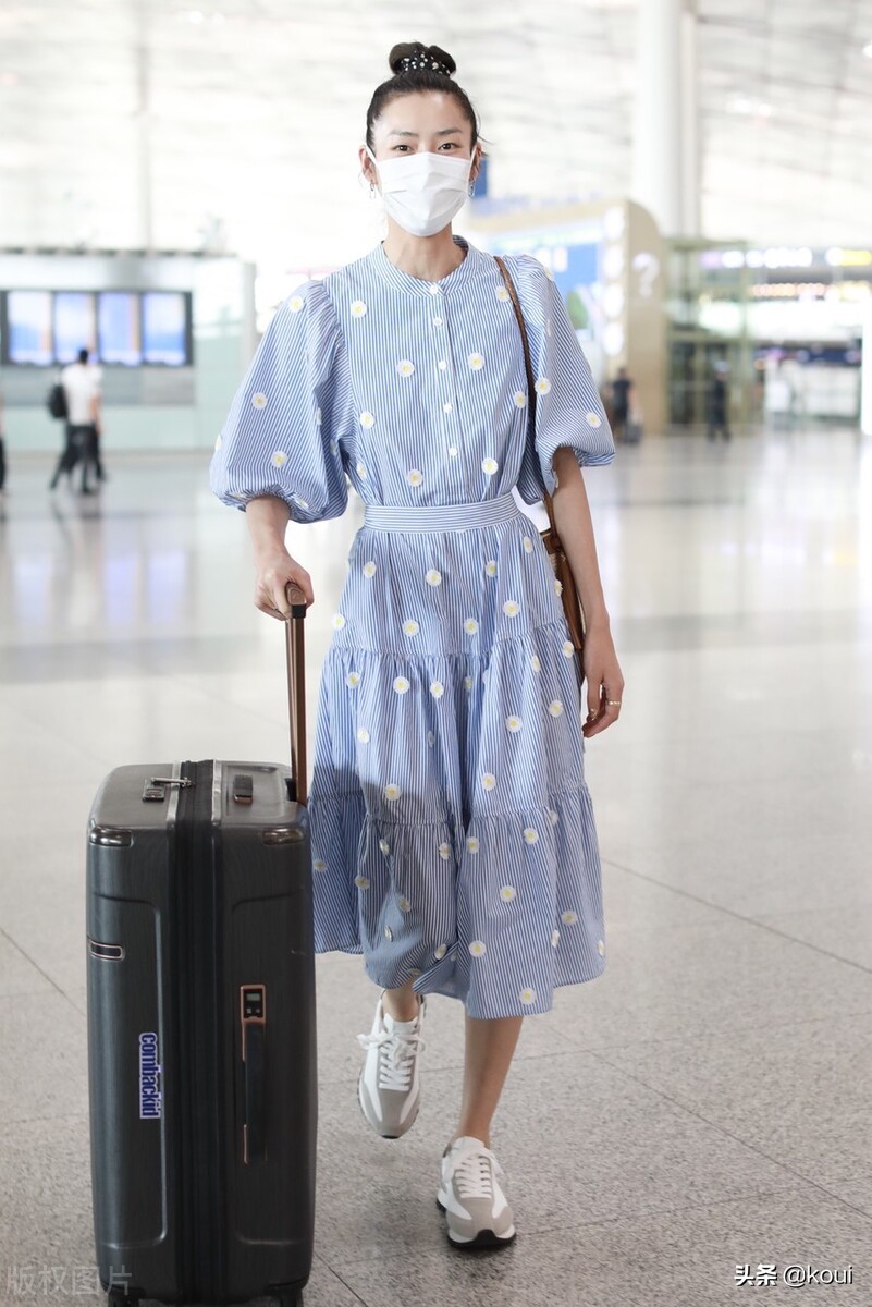 再有针织物吊袜带裙 潮牌冬季如何御寒提醒（学习明星的这三种早秋穿搭，让你这个秋天变得时髦又靓丽）
