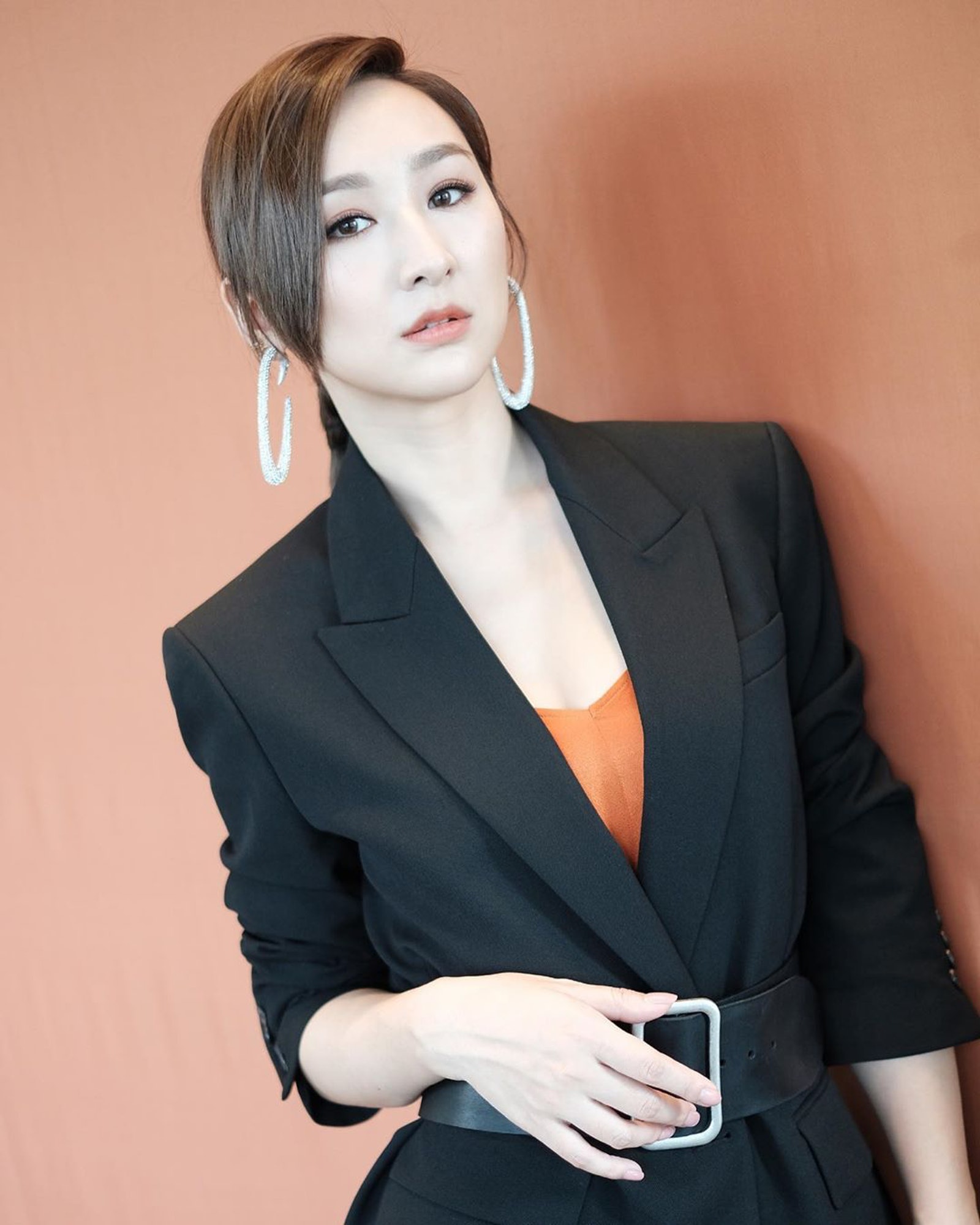 都能打造小性感穿搭 2022秋冬潮牌新款推荐（秋冬三款小性感单品，长款西装裙暗藏小心机）
