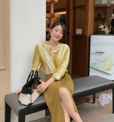这样的浓郁黄色让人充分感受到了无限的活力哪种潮牌品牌比较好看？（秋天我爱上了与众不同的“芒果味”浓郁搭配，活力满分，颜值满满!）