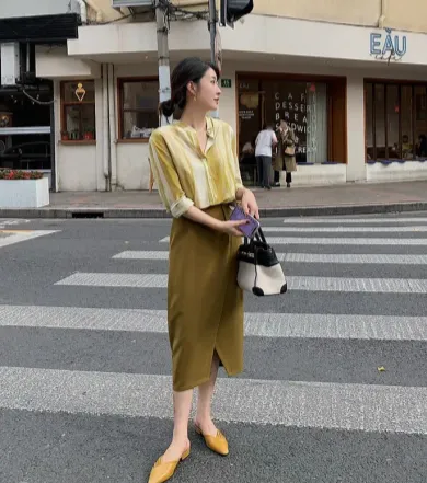 这样的浓郁黄色让人充分感受到了无限的活力哪种潮牌品牌比较好看？（秋天我爱上了与众不同的“芒果味”浓郁搭配，活力满分，颜值满满!）