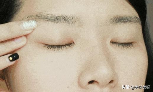 眼霜什么时候用：眼霜使用技巧步骤方法