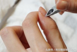继续用海绵条磨甲面 第六步 潮牌冬季如何御寒提醒（美甲速成学习方法）